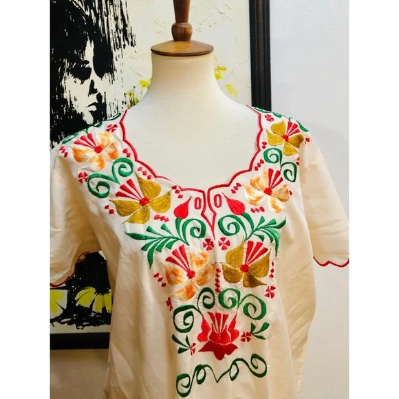 I'll wear it, if you don't 😆 Stunning Vintage Embroidered Caftan - Picture 3 of 7